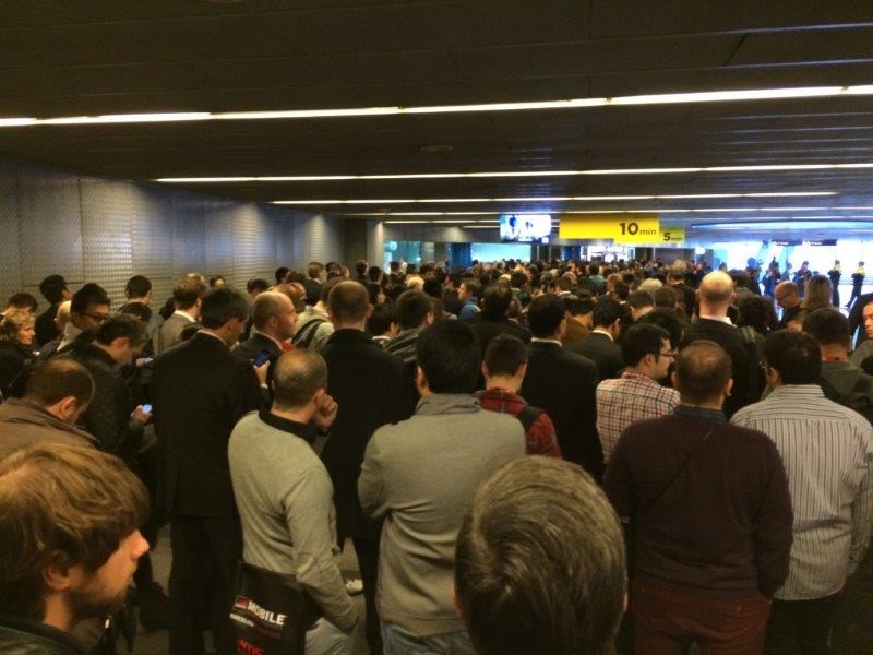 最寄り駅「Europa Fira」には、会場を後にする来場者たちで駅構内への入場規制も