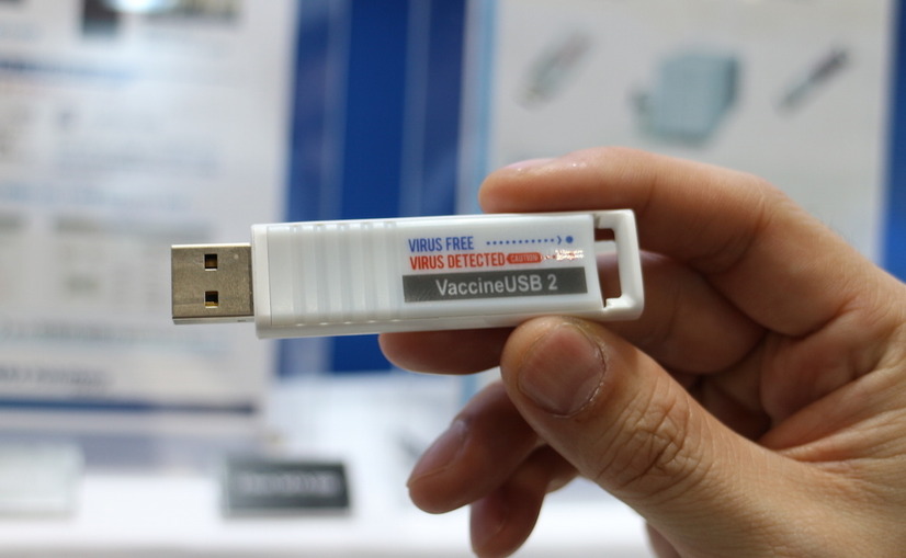 スタンドアローンの端末などでウイルスチェックができるUSBタイプの「ワクチンUSB 2」。本体内のLEDの点灯色で感染が分かる。