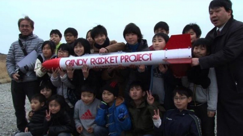 打ち上げに成功したCandy Rocketと共に記念撮影