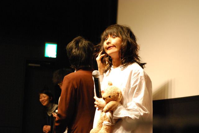 吉川正洋がMCとトーク中も何かとアクションを起こす