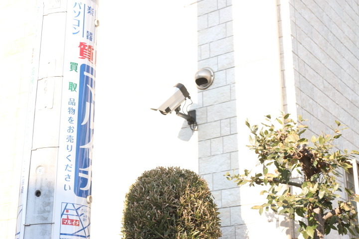 簡易的ながらも防犯カメラを設置する個人宅も数多くみられた。住民の高い防犯意識のあらわれといえる