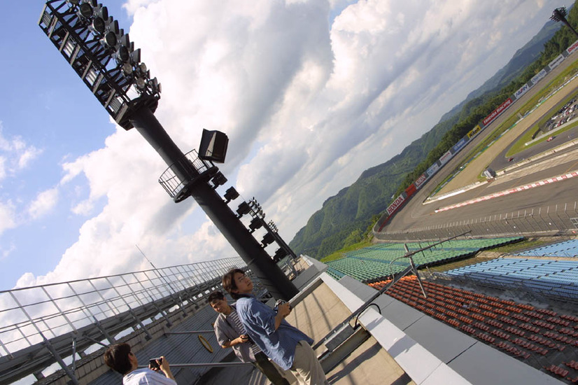 観戦しながらタイミングモニタもチェック！　ツインリンクもてぎ「Pit Live TV」はこんなシステムだ