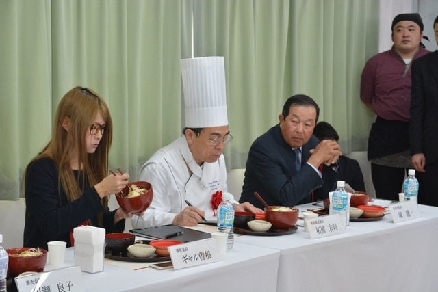 審査を行う、陳建一氏、柘植末利氏、ギャル曽根さん