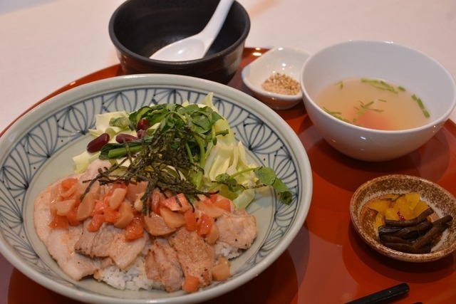 磐越自動車道・磐梯山SA（下り）「The 豚丼・会津の香り（950円）」