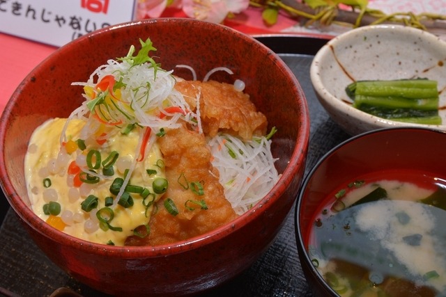 上信越自動車道・横川SA（上り）「赤城鶏のタルタル親子（880円）」