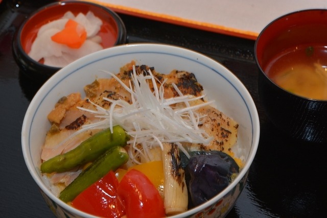 関越自動車道・越後川口SA（上り）「魚沼いろ鶏丼（800円）」