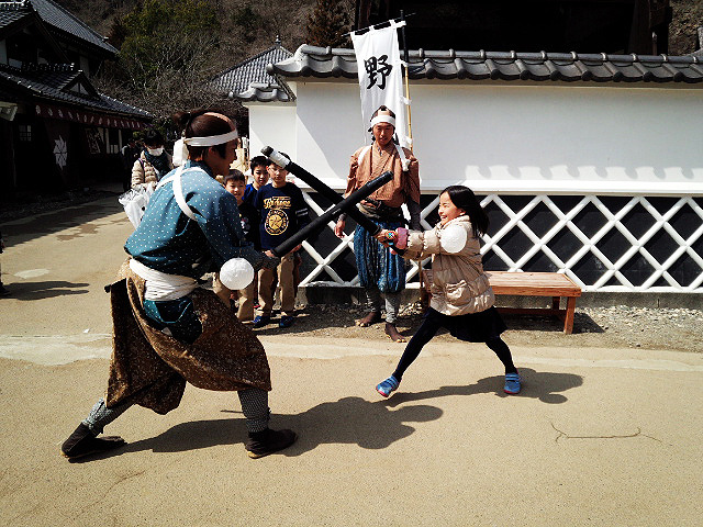 「おぬしなかなかやりおるな」「右から討て！」「きゃきゃきゃ」（Photo：大野雅人）