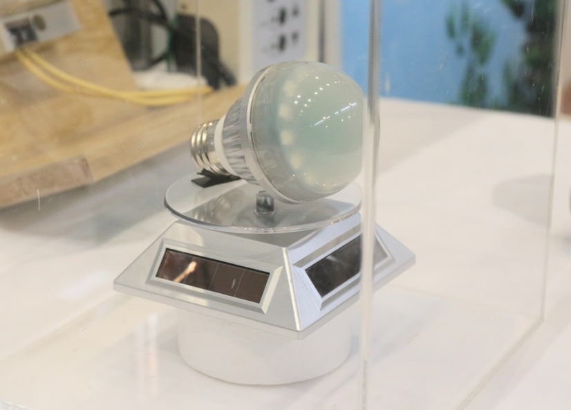 バイタルデータを取得できる「生体センサー内蔵型LED電球」。工事不要で既存の電球と取り替えるだけで設置可能だ