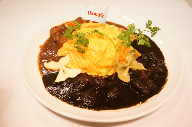 ダニーズ特製“チキンカレー”と灰原&歩美の手作り“ブラックカレー”にボリュームたっぷりなトロトロ卵のオムライス カレー～リボンパスタ添え（コナンカフェ限定2.5次元フィギュア コレクション付）1,890円+税