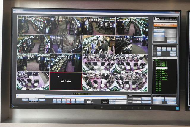 「Gプラス」で監視カメラの映像を16分割表示した画面。ライブモード・録画モードの切り替えはワンクリックで可能