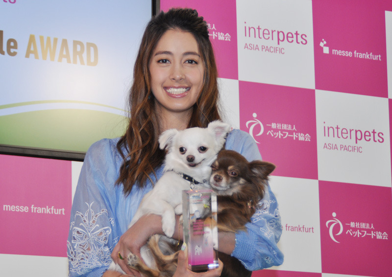 愛犬のロングコートチワワ、ジザベルとユキも授賞式に参加