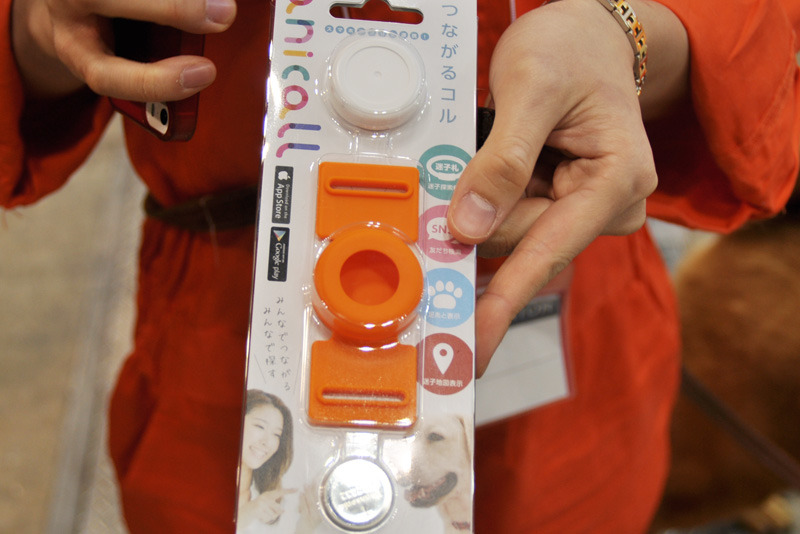 バッテリーはボタン電池。カラバリは今のところオレンジ1色