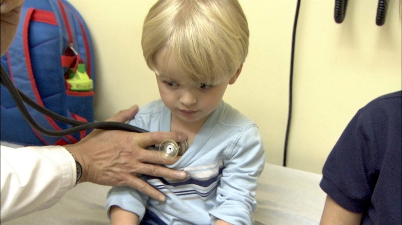 診断を受けるナッツアレルギーの子ども。NHKスペシャル「新アレルギー治療～鍵を握る免疫細胞～」