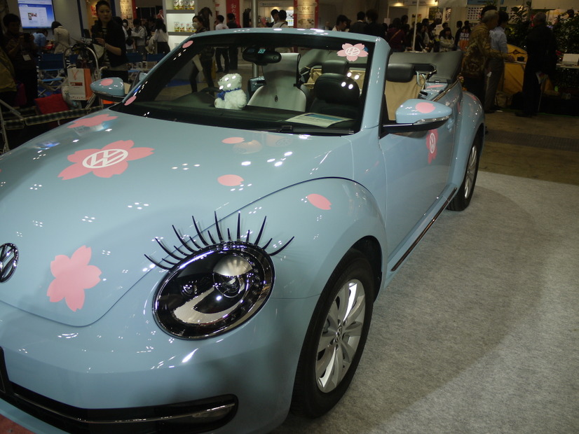 デコレーションされた「The Beetle Cabriolet」で（フォルクスワーゲン）