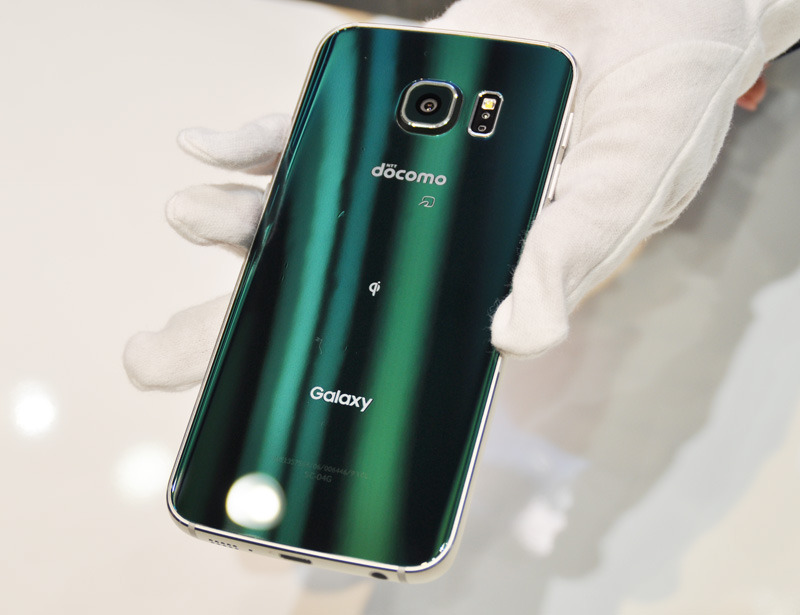 ドコモ版のGALAXY S6 Edge。背面にはドコモのロゴをプリント。GALAXYのロゴが刷新された。中央にある「Qi」のロゴはワイヤレス充電のタッチポイント