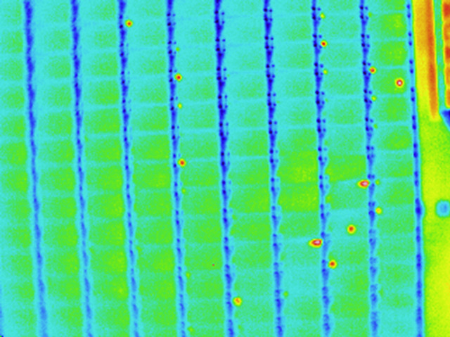赤外線撮影をしたソーラーパネル。きちんと日が当たっているか、発電しているかを確認できる（画像はプレスリリースより）