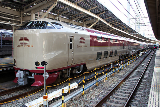 新大阪から東京へ向かう最終の東海道新幹線を逃した人たちのなかには、高速バスや寝台列車といった夜行に“飛び乗り”で利用する人も「週に2～3人いる」「ひと月に数人はいる」という