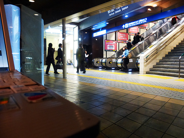 新大阪から東京へ向かう最終の東海道新幹線を逃した人たちのなかには、高速バスや寝台列車といった夜行に“飛び乗り”で利用する人も「週に2～3人いる」「ひと月に数人はいる」という