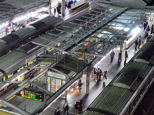 新大阪から東京へ向かう最終の東海道新幹線を逃した人たちのなかには、高速バスや寝台列車といった夜行に“飛び乗り”で利用する人も「週に2～3人いる」「ひと月に数人はいる」という