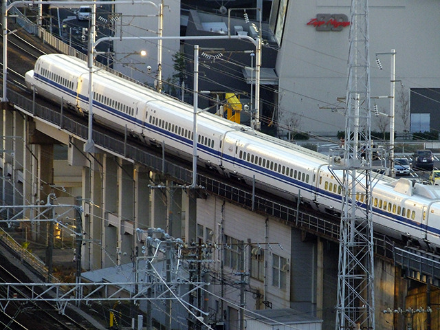 新大阪から東京へ向かう最終の東海道新幹線を逃した人たちのなかには、高速バスや寝台列車といった夜行に“飛び乗り”で利用する人も「週に2～3人いる」「ひと月に数人はいる」という