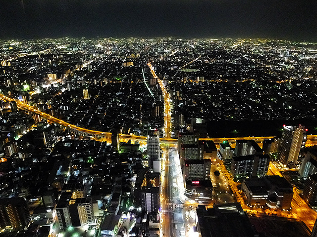 新大阪から東京へ向かう最終の東海道新幹線を逃した人たちのなかには、高速バスや寝台列車といった夜行に“飛び乗り”で利用する人も「週に2～3人いる」「ひと月に数人はいる」という