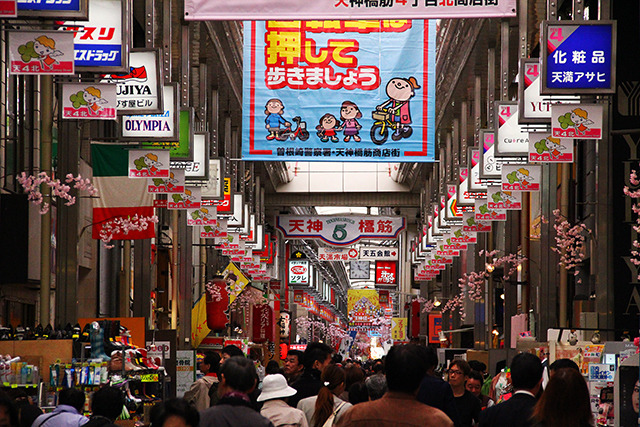 新大阪から東京へ向かう最終の東海道新幹線を逃した人たちのなかには、高速バスや寝台列車といった夜行に“飛び乗り”で利用する人も「週に2～3人いる」「ひと月に数人はいる」という