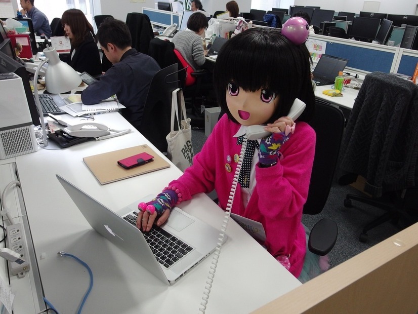 桃知にオフィスワークを手伝ってもらった