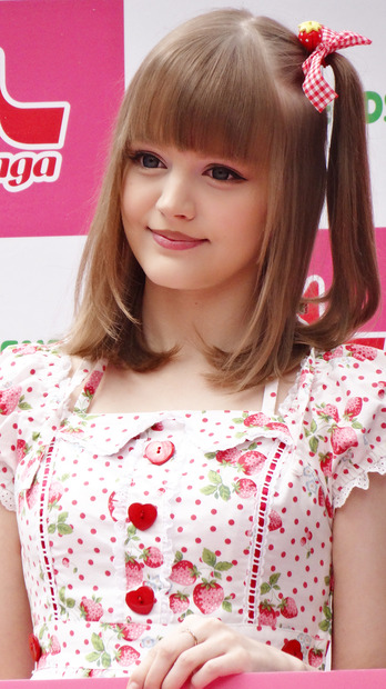 【フォトレポート】ダコタ・ローズ、苺アイスをペロリ！ 可愛すぎるドーリーフェイス