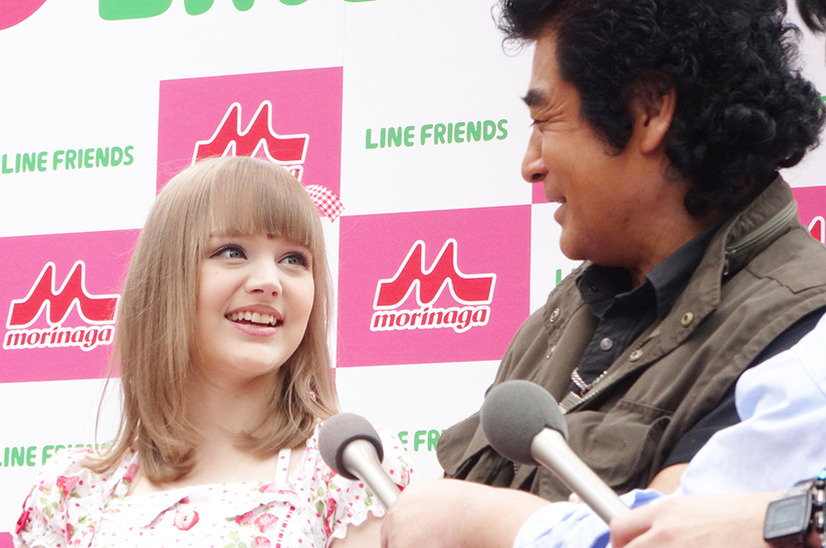 藤岡弘、とダコタ・ローズ