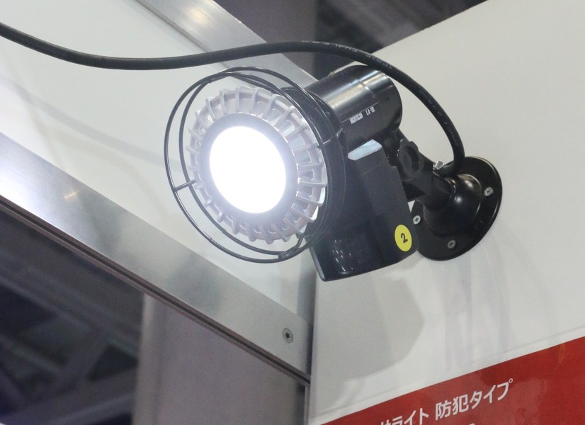 定格光束1,000lmでIPX3の防雨形の「LA-1LED（P）」。店舗や一般住宅向けの防犯照明となる