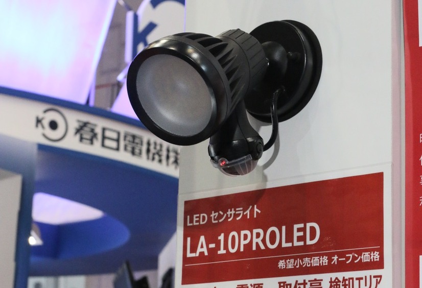 IPX5の防噴流形で屋外設置にも耐えうる性能を持つのが「LA-10PROLED」（定格光束：1,000lm）