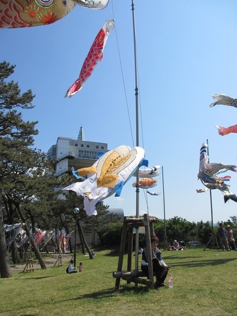 開きになった状態でも元気に空を泳ぐ「ひもののぼり」