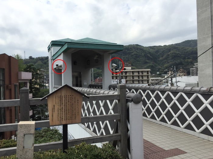駅正面にある横断歩道を見守るエレベーター設備に設置された2台の防犯カメラ
