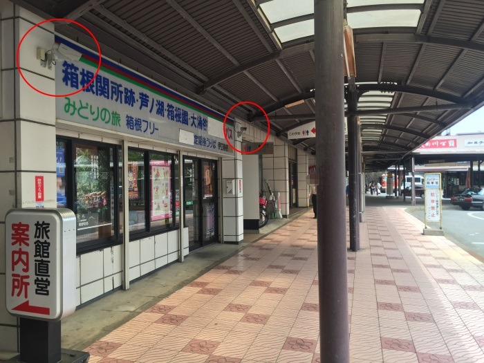 駅の改札口を背にして右に進むとハイヤーの降車場側に向いた2台の防犯カメラがあった