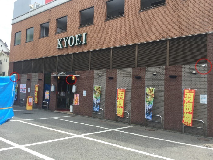 事件場現場周辺にはパチンコ店があり、そこに複数台の防犯カメラが設置されていた