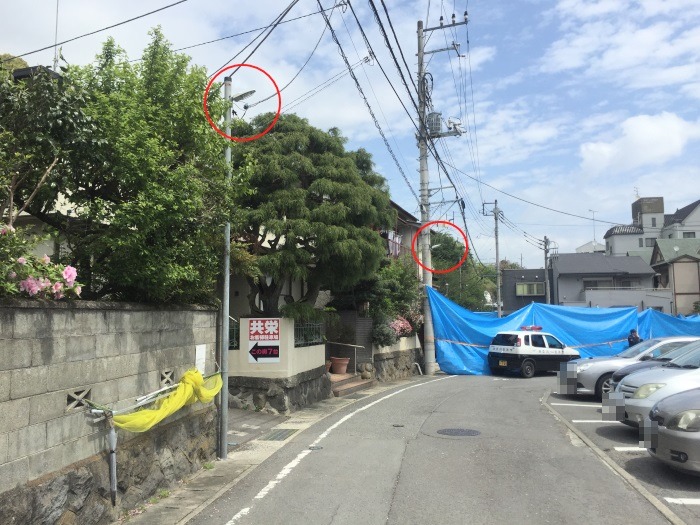 事件現場へと続く小道には、LED防犯灯が設置されていた