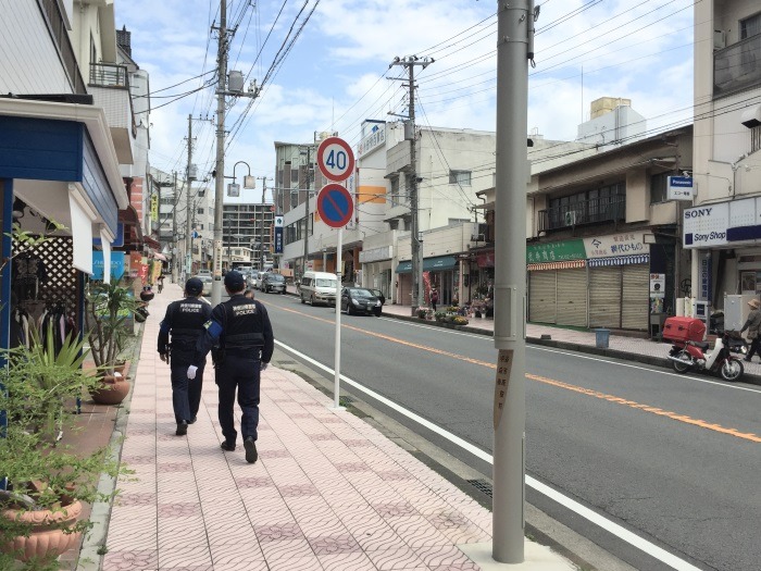事件現場周辺の警備とパトロールを行う神奈川県警の制服警察官