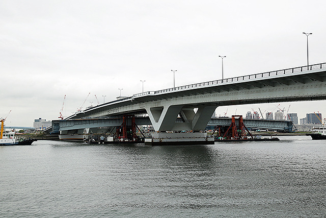 台船で晴海運河を移動する橋桁。整備中の環状2号・豊洲大橋をくぐる