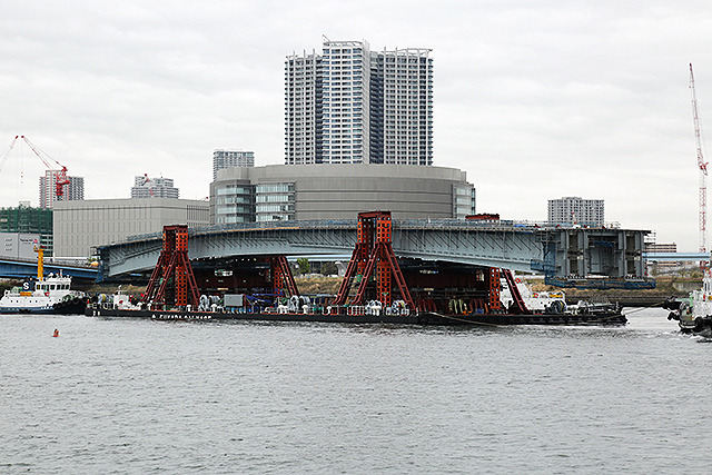 台船で晴海運河を移動する橋桁