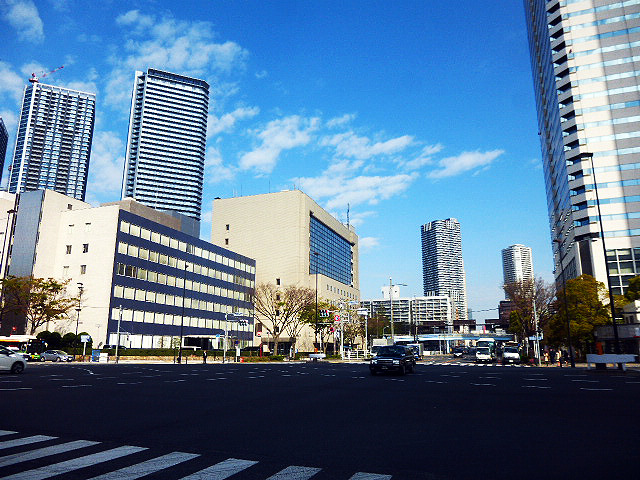 晴海三丁目交差点付近。写真奥が築地方