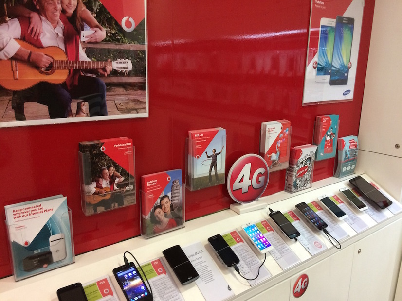 Vodafoneショップでは、SIMカードとセットで購入できるスマホ端末やタブレットも販売