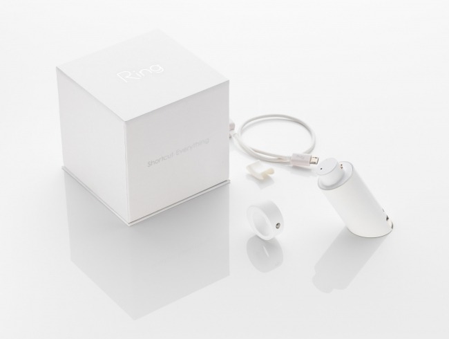「Ring ZERO」用バッテリーチャージャー、USBケーブル、サイズ調整器具などが付属する