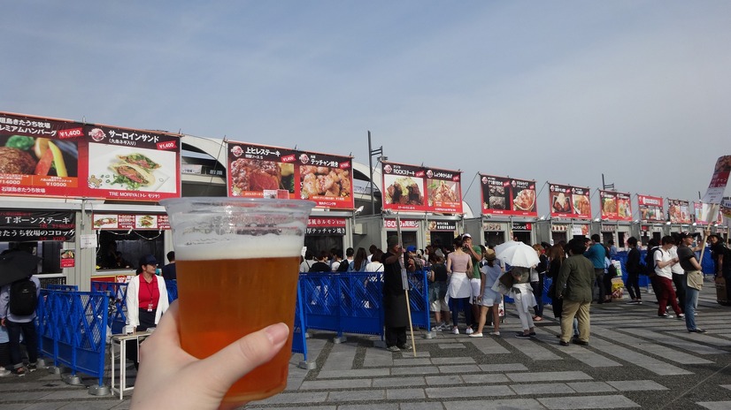 肉フェス会場は野外。暑くなってきたので、ビールもうまい。