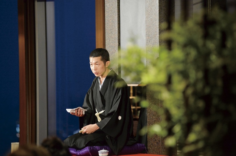 40階の「梢」では、1日限りの企画として「夏の夜咄し 粋な笑いと粋な味」が催される。