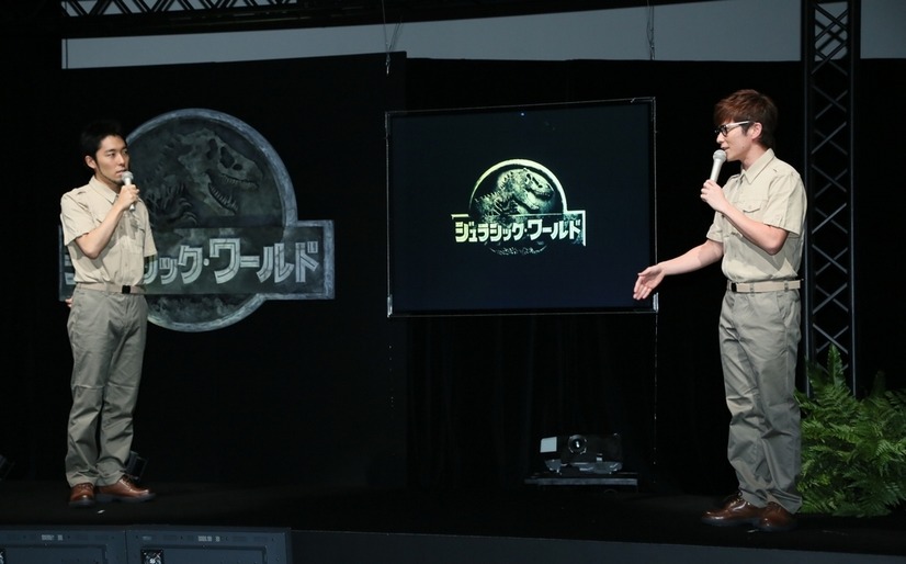 『ジュラシック・ワールド』のパーク説明をするオリラジの2人