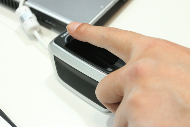 消費電力は2.5W以下。指紋データと指静脈データによる複合認証なので、偽造や改ざんなどのなりすましを防ぐ