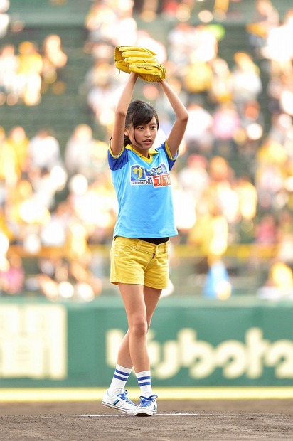 甲子園で始球式に登場した小島瑠璃子