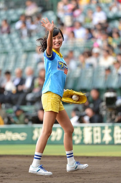 甲子園で始球式に登場した小島瑠璃子