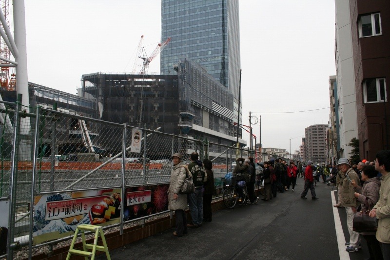 2011年3月撮影：工事期間中も多数の見物人が訪れていた