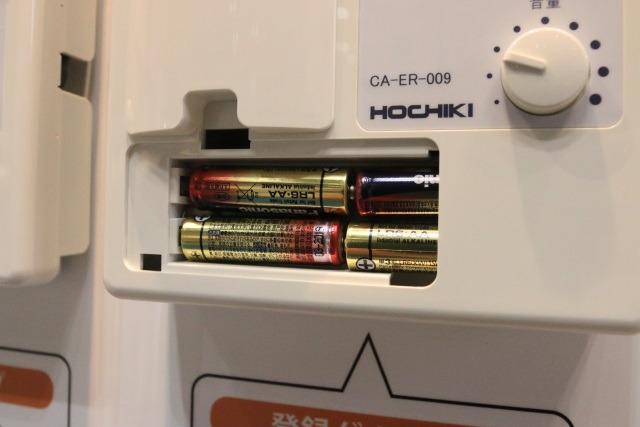 「CA-ER-009」「CA-ER-010」共に受信機は基本的にはAC電源で作動するが、停電などを想定して乾電池での稼働にも対応